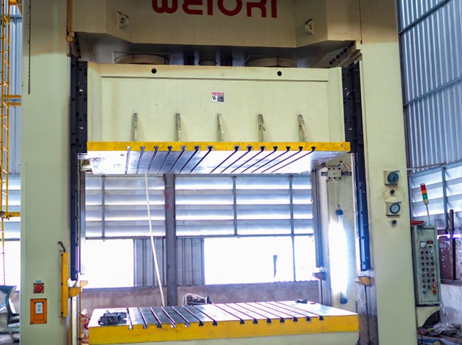 HYDRAULIC 600 TON